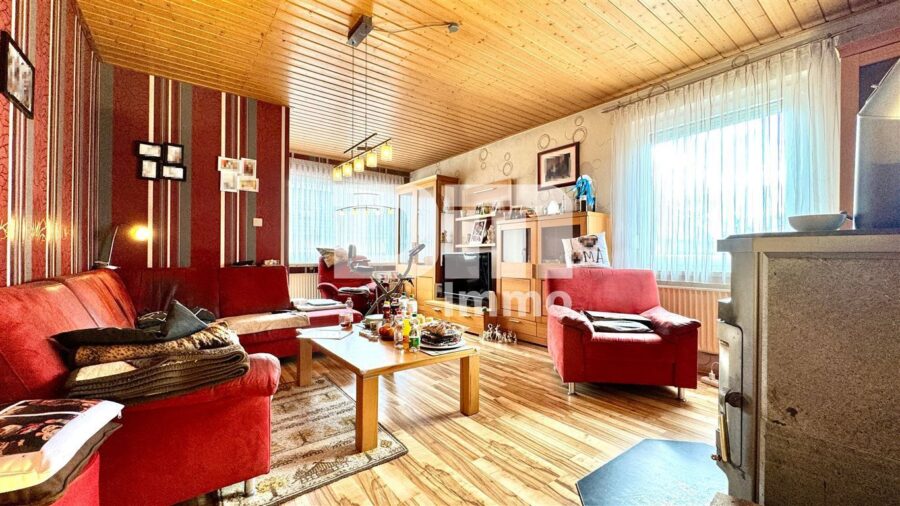 Schönes 1 - 2 Familienhaus mit riesigem Grundstück, Doppelgarage und umfangreichen Nutzflächen - WG Wohnzimmer / Zugang Terrasse WE1